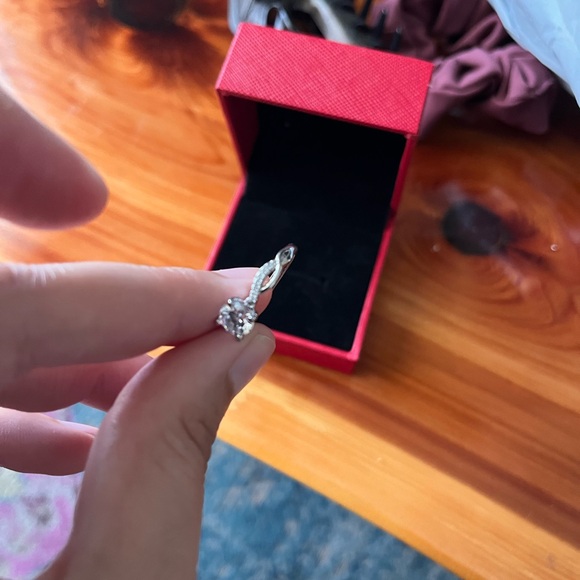 Pretty ring offers welcome holiday - Picture 5 of 7